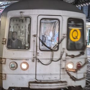 picture of the Q train, arriving.